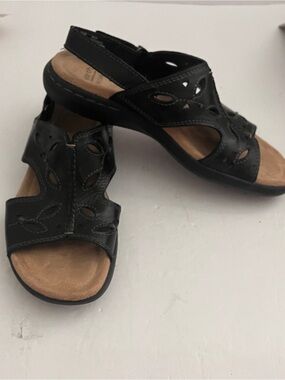 Earth Origins Black Cutout Slingback Sandals Size 6.5